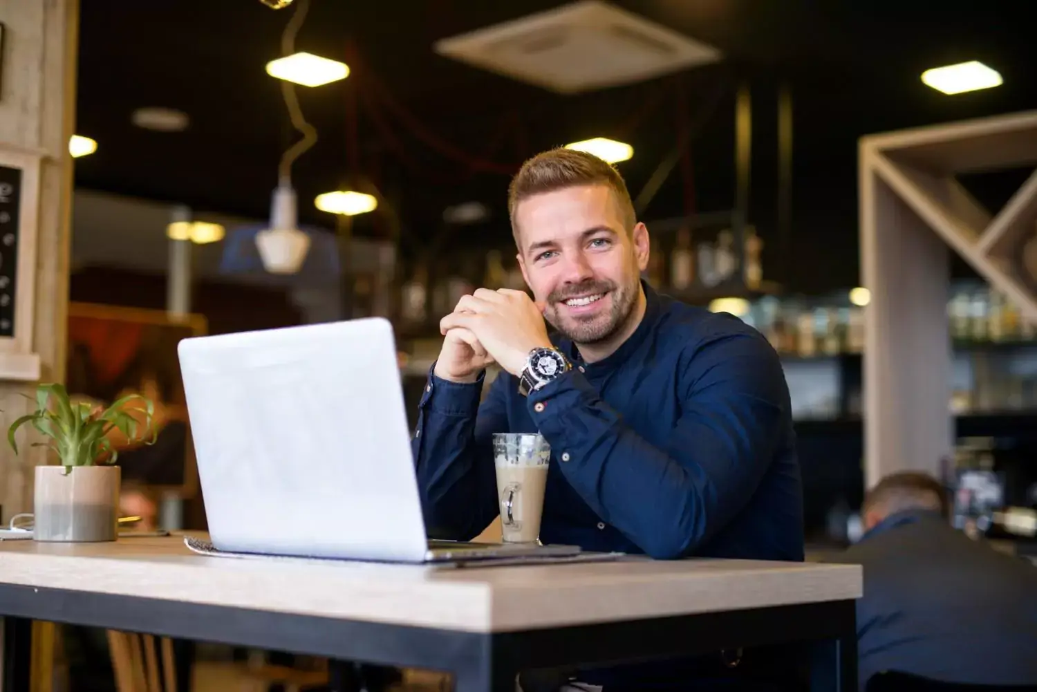 freelancer pracujuci z domova 